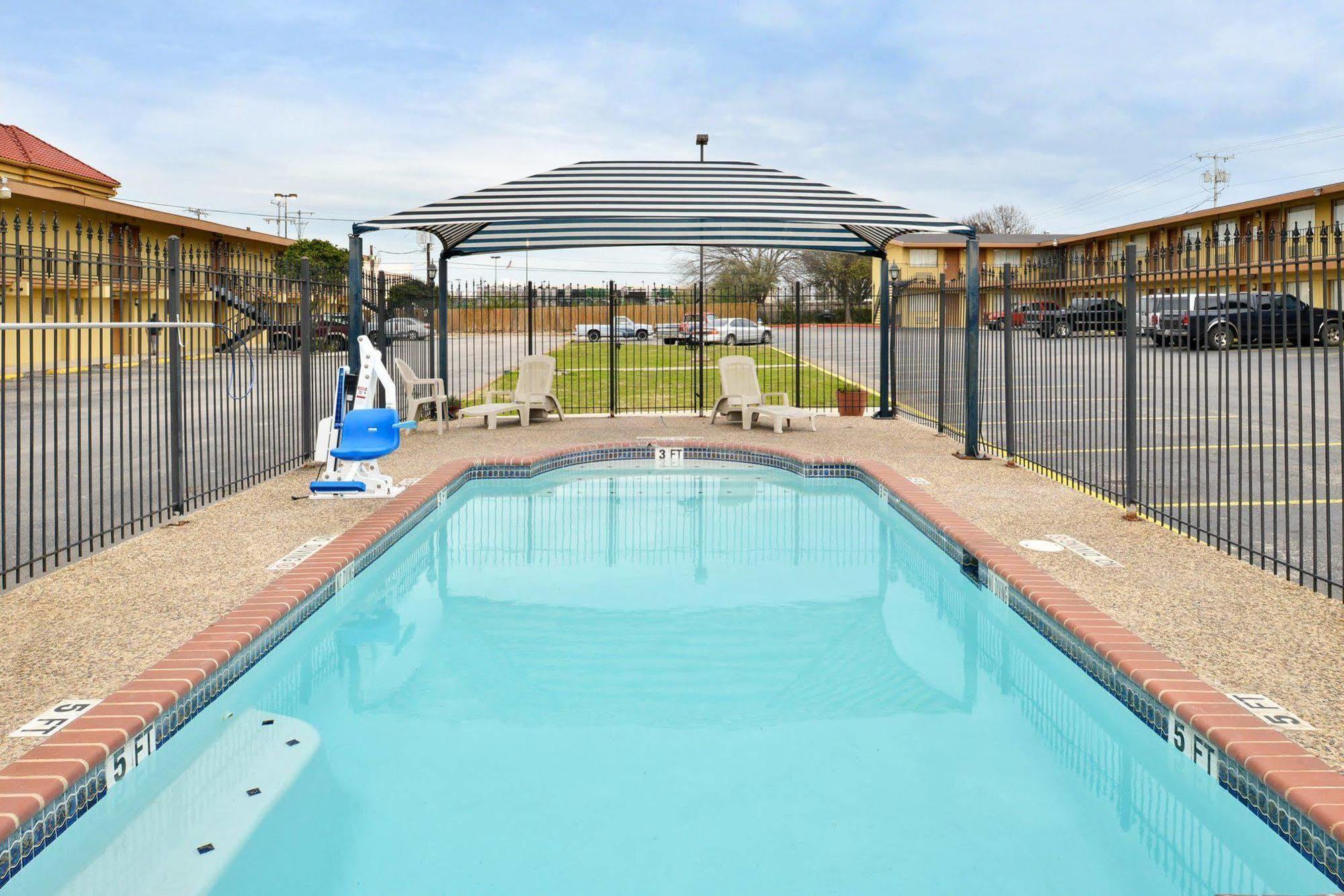 Travelodge By Wyndham New Braunfels Esterno foto